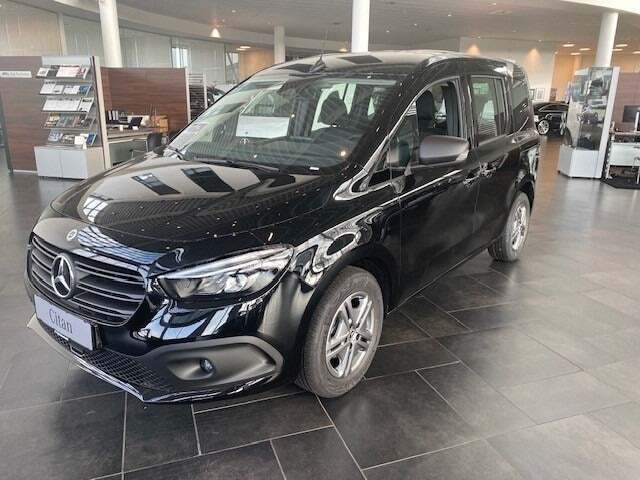 Sort Mercedes Citan 113 fra 2023 set udefra