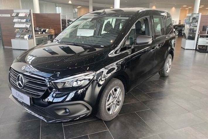 Sort Mercedes Citan 113 fra 2023 set udefra