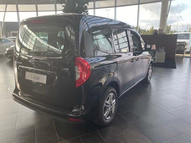 Sort Mercedes Citan 113 fra 2023 set udefra