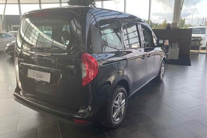 Sort Mercedes Citan 113 fra 2023 set udefra