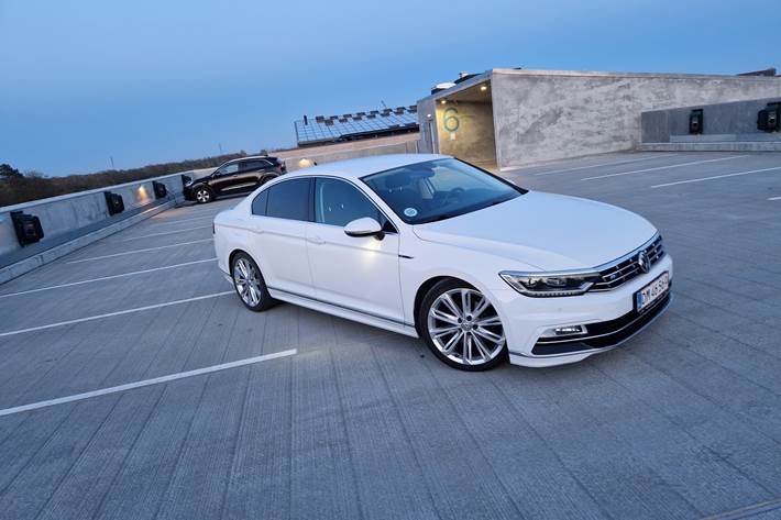 Hvid VW Passat fra 2017