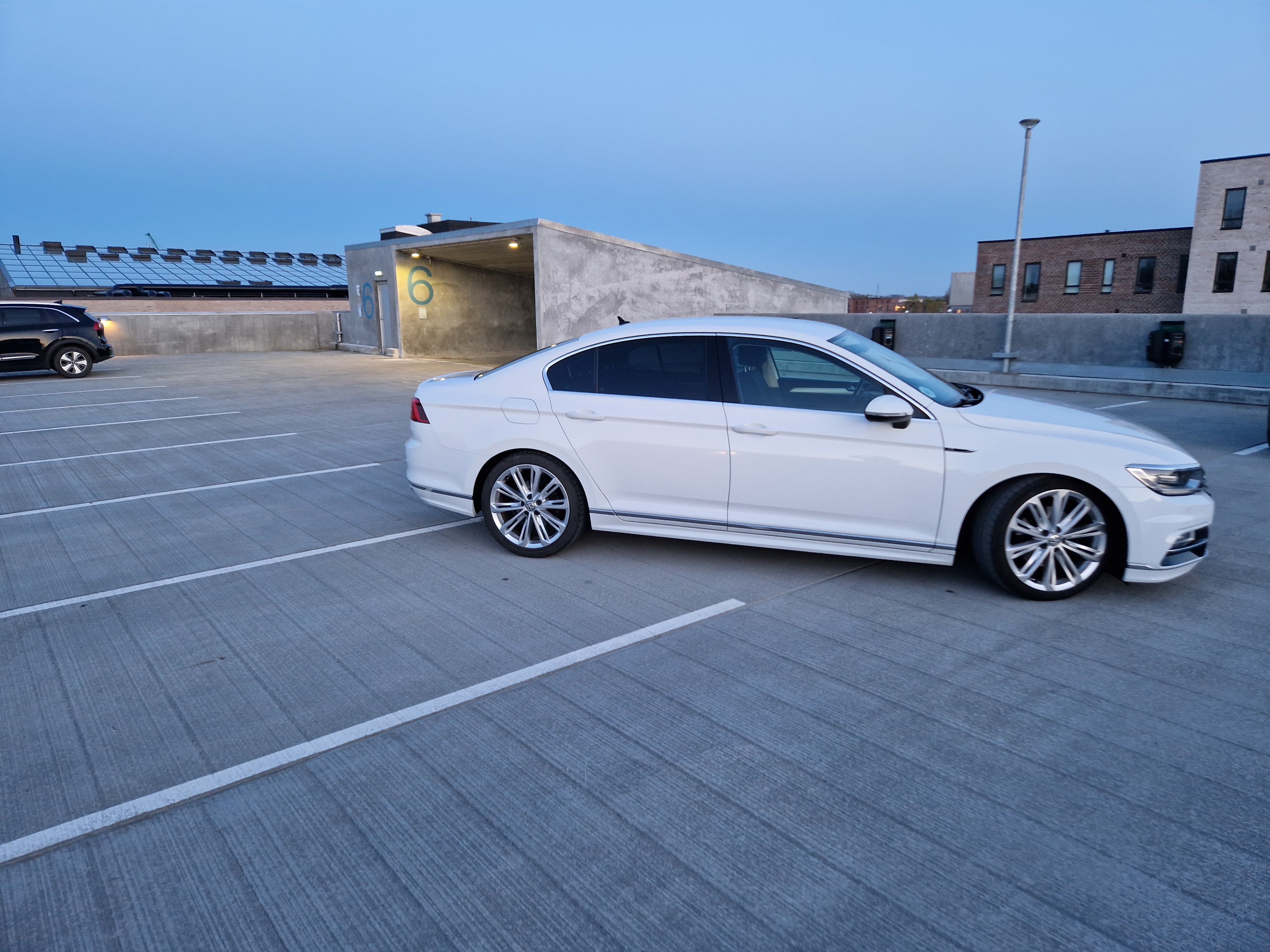 Hvid VW Passat fra 2017
