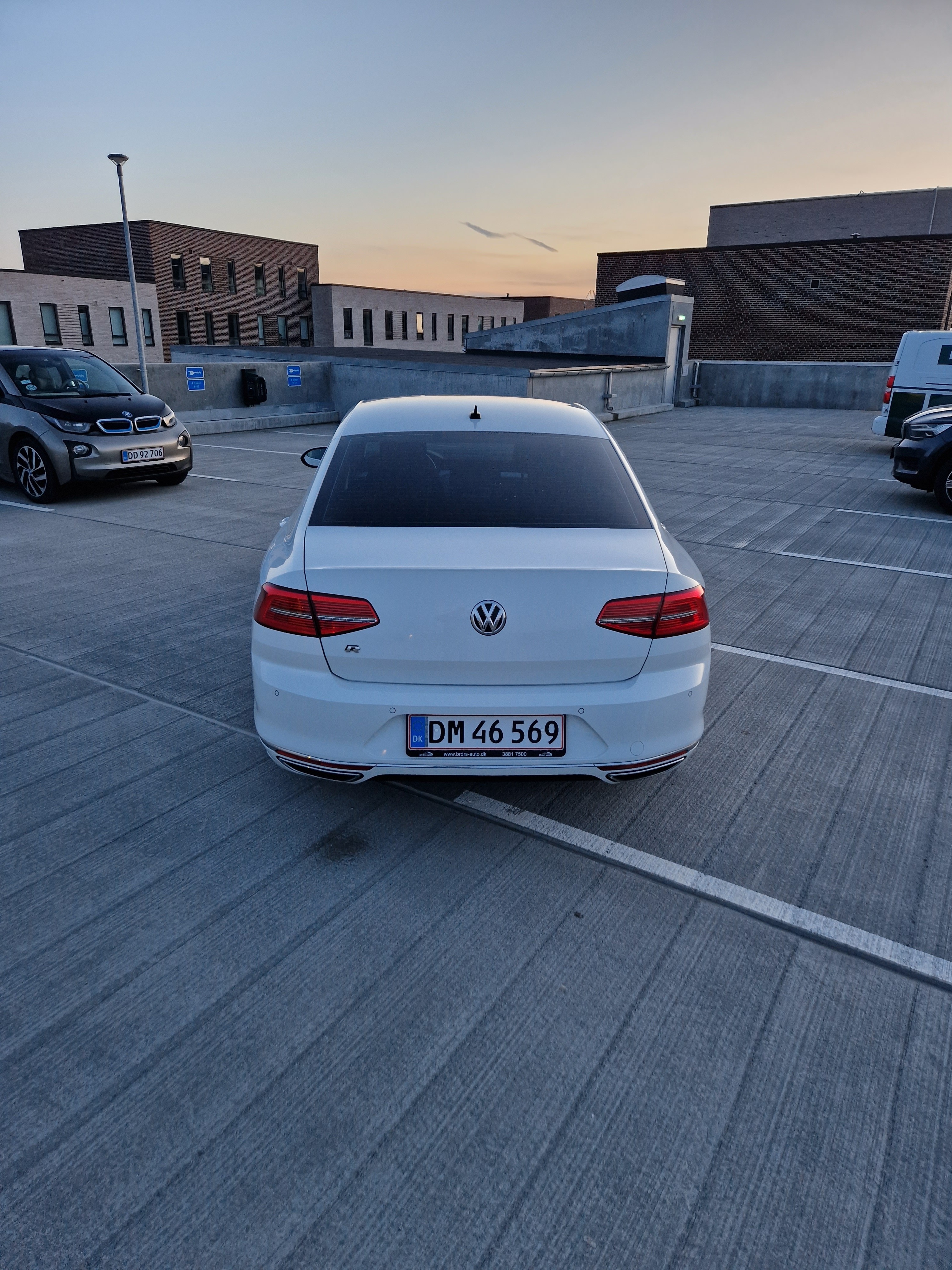 Hvid VW Passat fra 2017