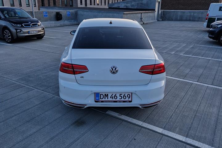 Hvid VW Passat fra 2017