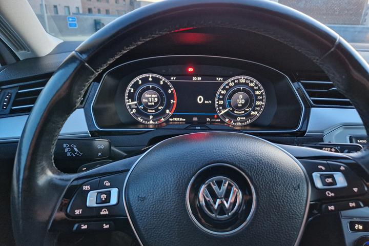 Hvid VW Passat fra 2017