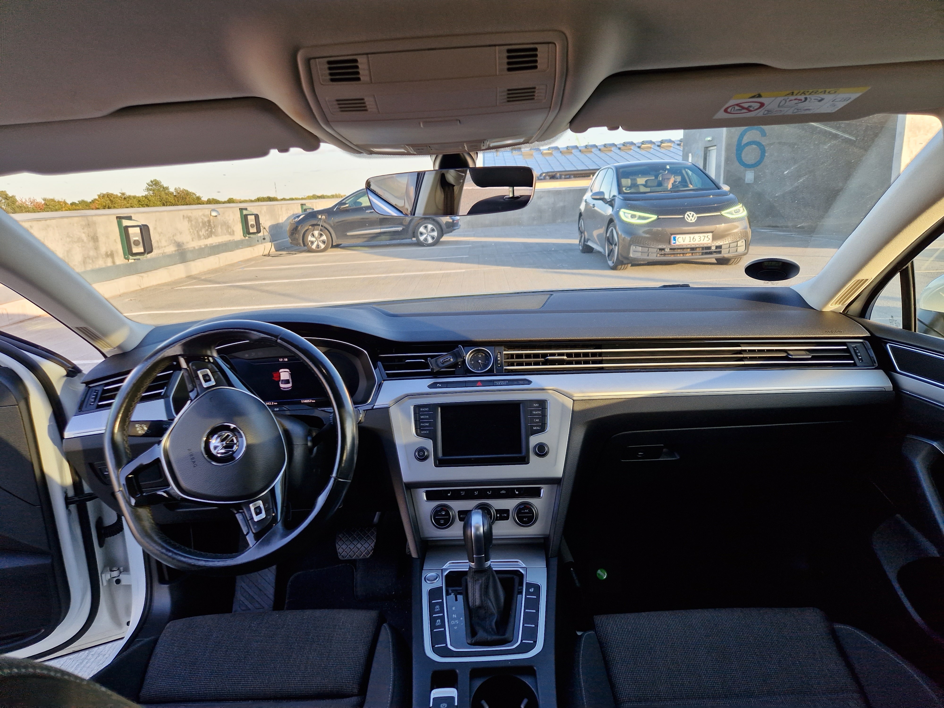 Hvid VW Passat fra 2017