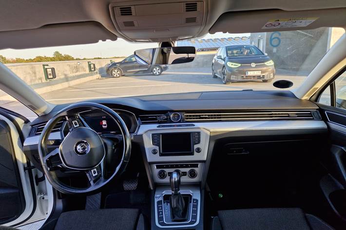 Hvid VW Passat fra 2017