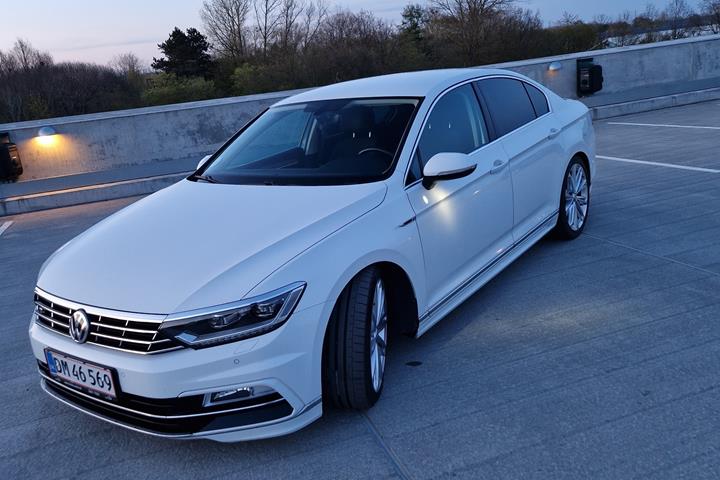 Hvid VW Passat fra 2017
