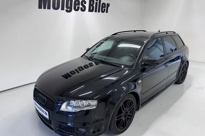 Sort Audi RS4 fra 2007 set udefra