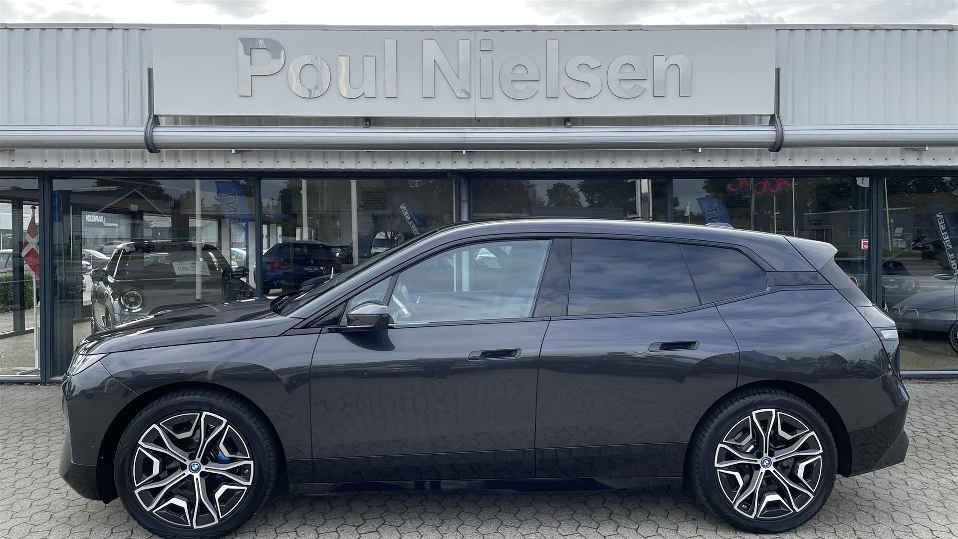 Grå BMW iX fra 2022
