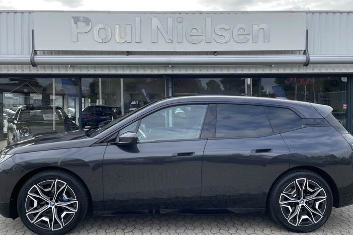 Grå BMW iX fra 2022
