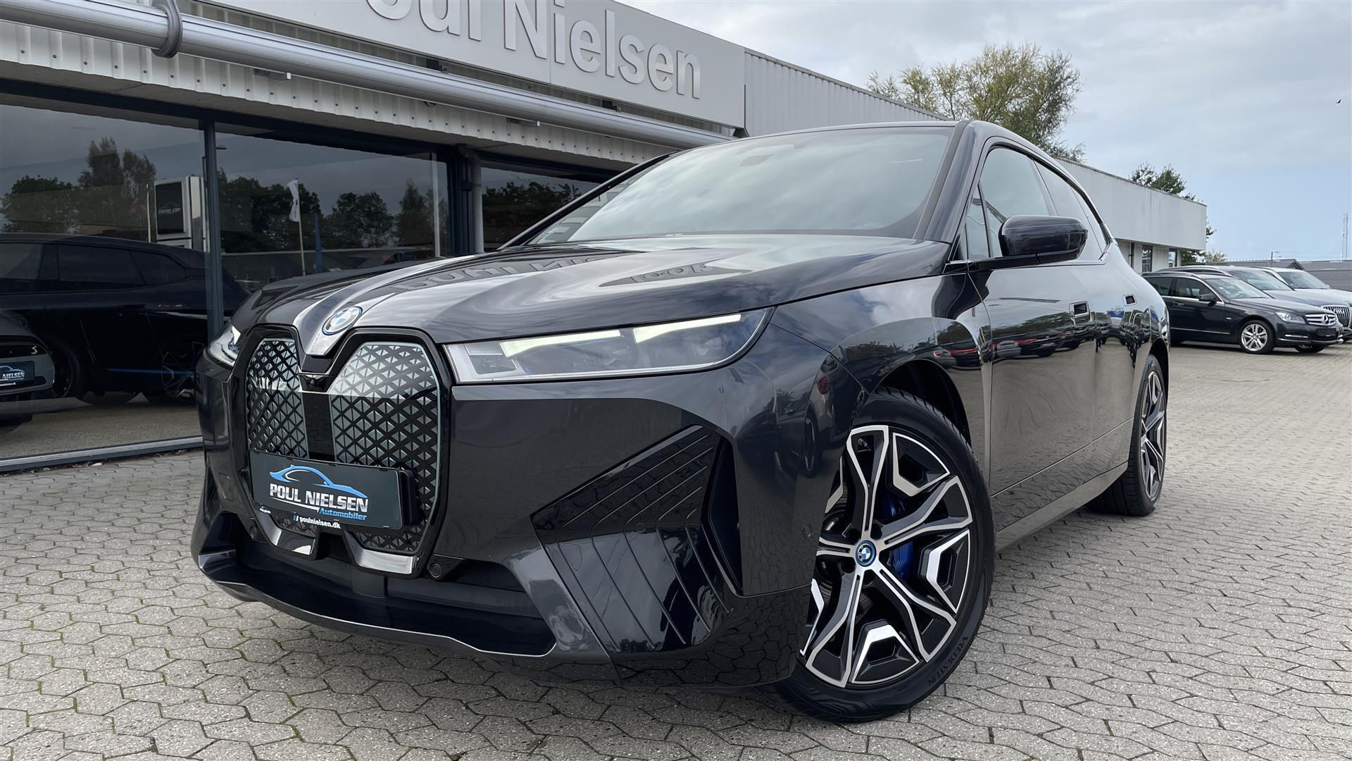 Grå BMW iX fra 2022