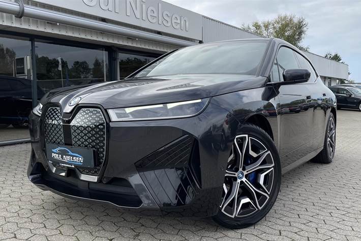Grå BMW iX fra 2022