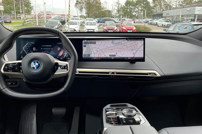 Grå BMW iX fra 2022