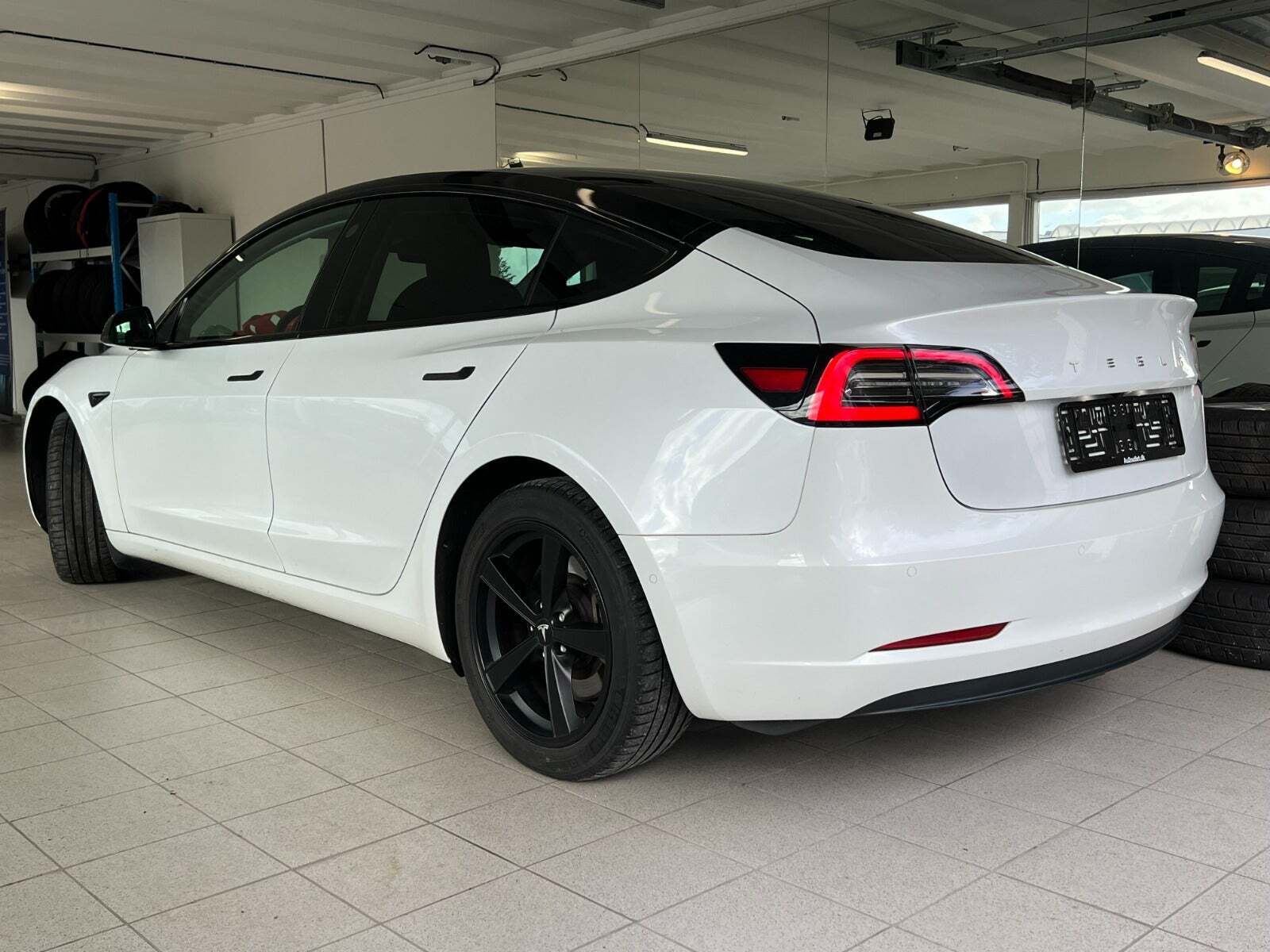 Hvid Tesla Model 3 fra 2020