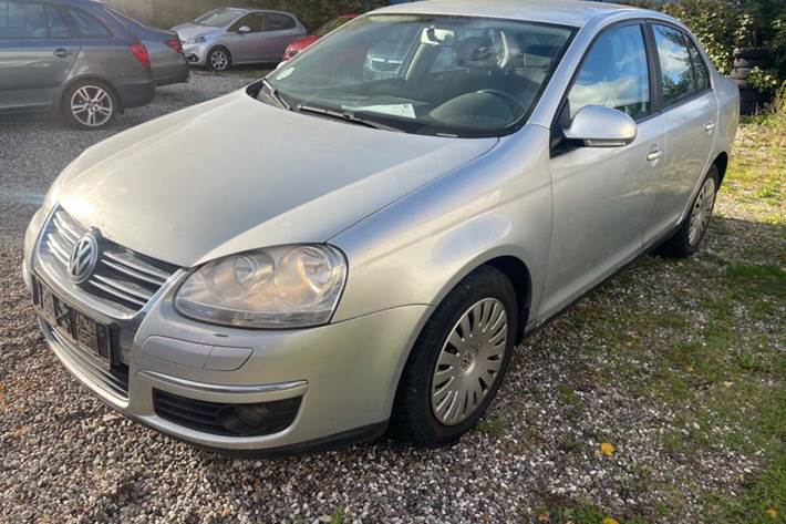 Grå VW Jetta fra 2007