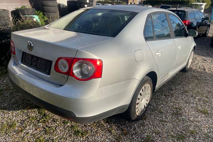 Grå VW Jetta fra 2007