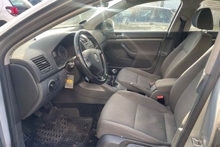 Grå VW Jetta fra 2007