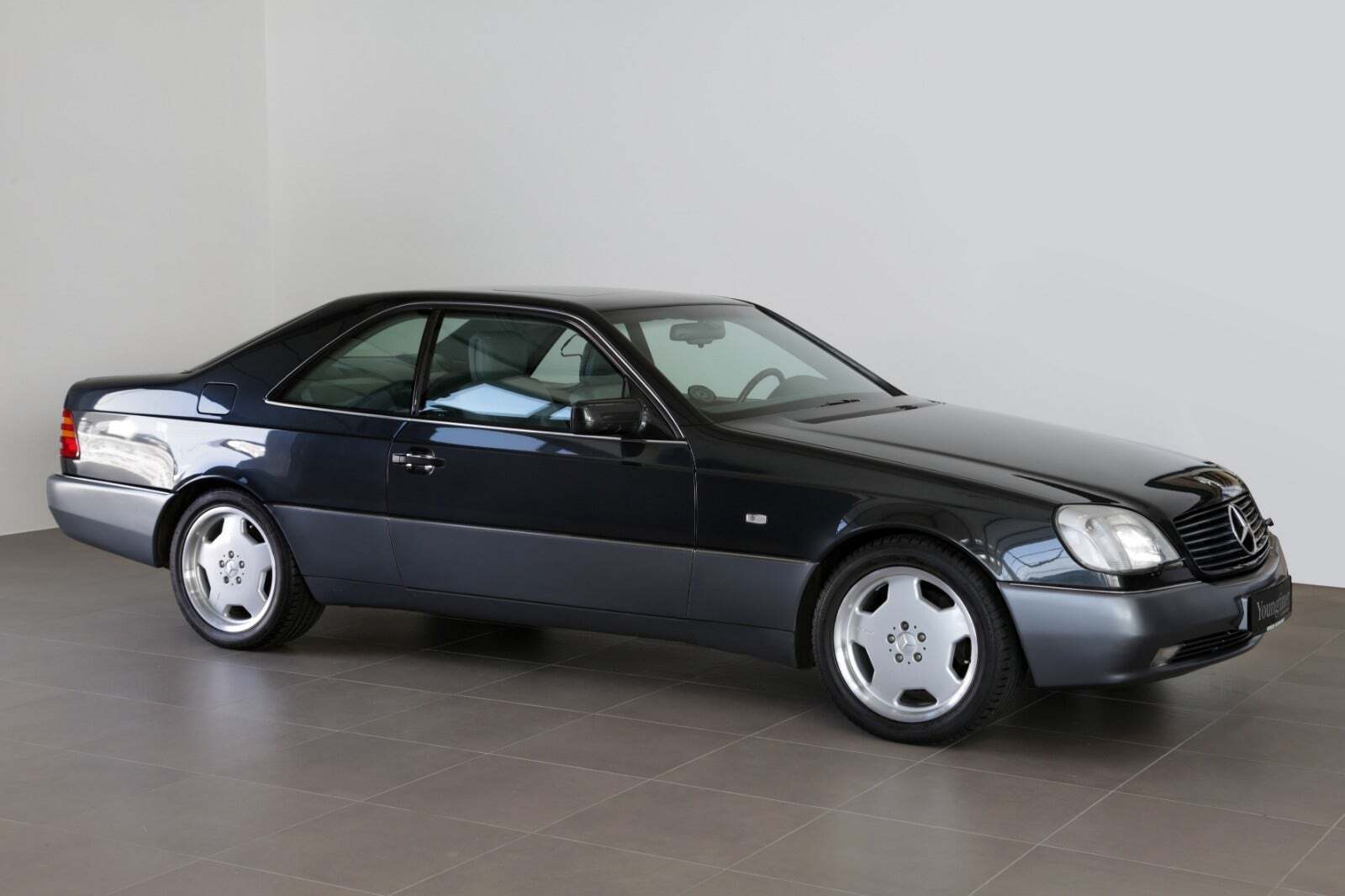 Sort Mercedes S500 fra 1996