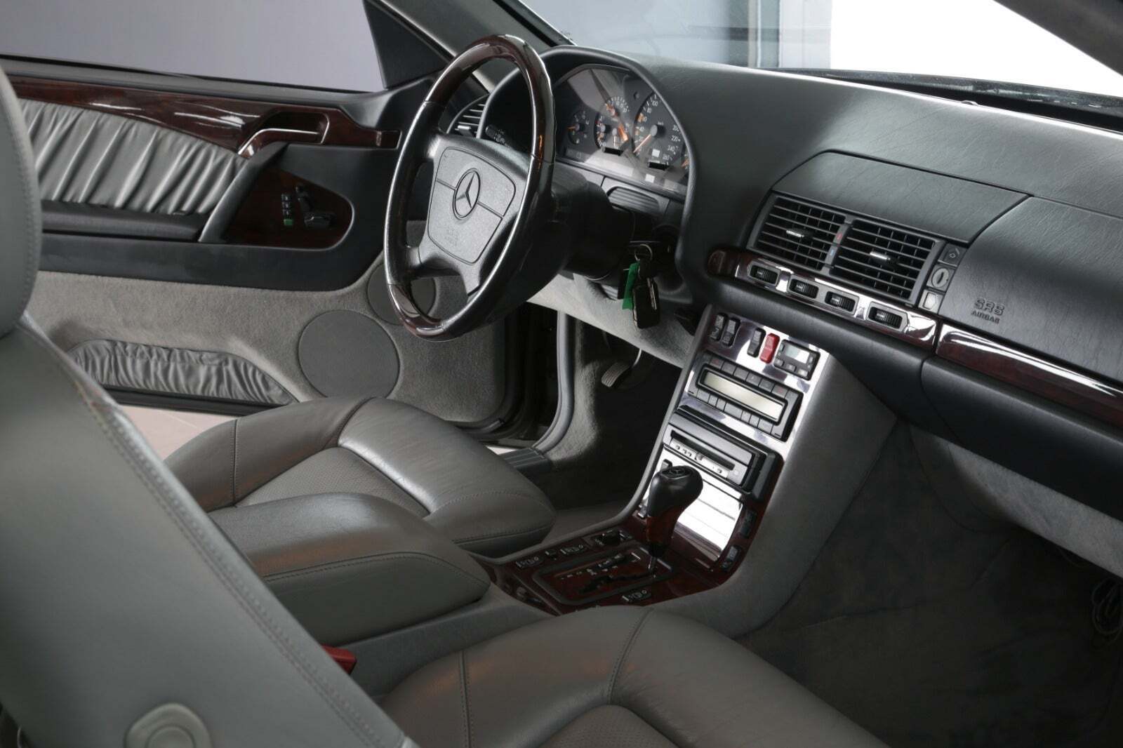 Sort Mercedes S500 fra 1996