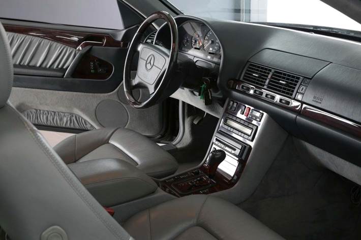 Sort Mercedes S500 fra 1996