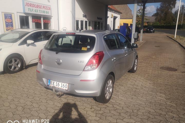 Grå Hyundai i20 fra 2013
