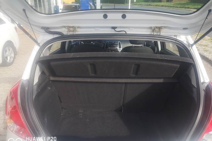 Grå Hyundai i20 fra 2013