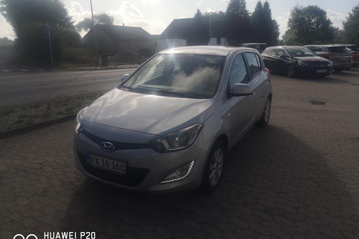 Grå Hyundai i20 fra 2013