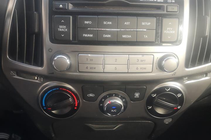 Grå Hyundai i20 fra 2013