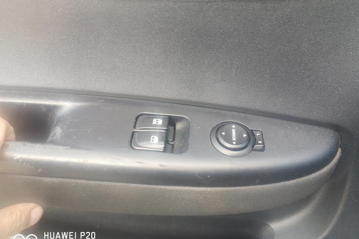 Grå Hyundai i20 fra 2013
