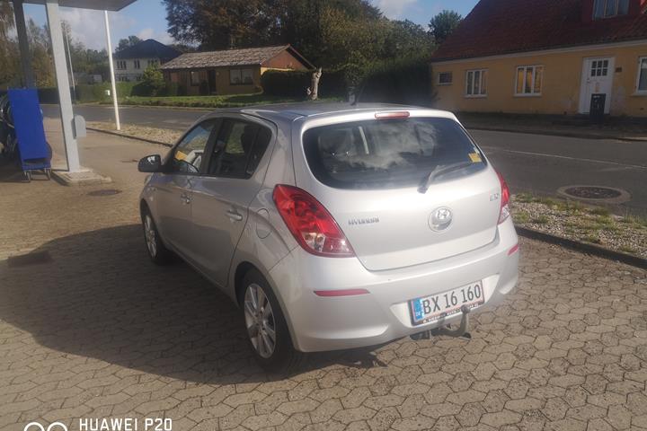 Grå Hyundai i20 fra 2013