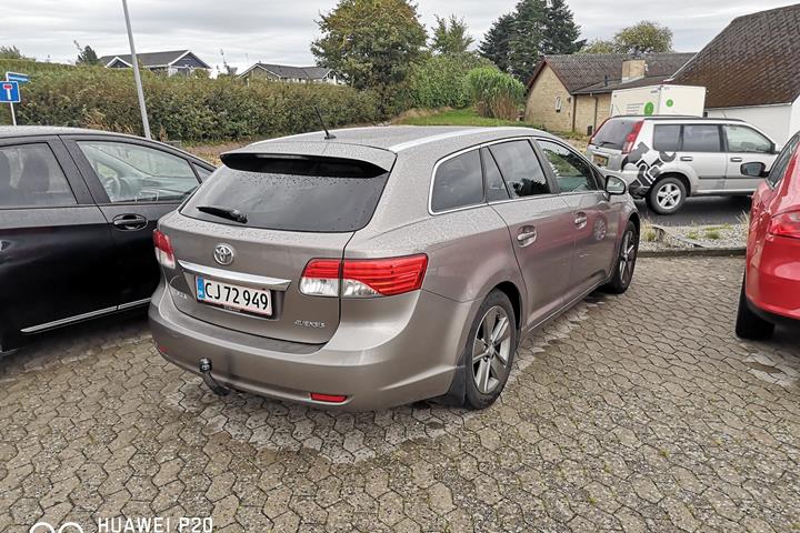 Sølv Toyota Avensis fra 2015