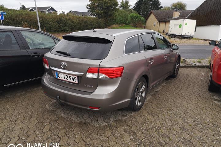 Sølv Toyota Avensis fra 2015