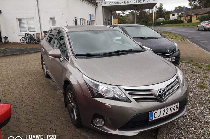 Sølv Toyota Avensis fra 2015