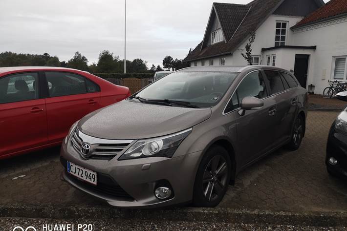 Sølv Toyota Avensis fra 2015