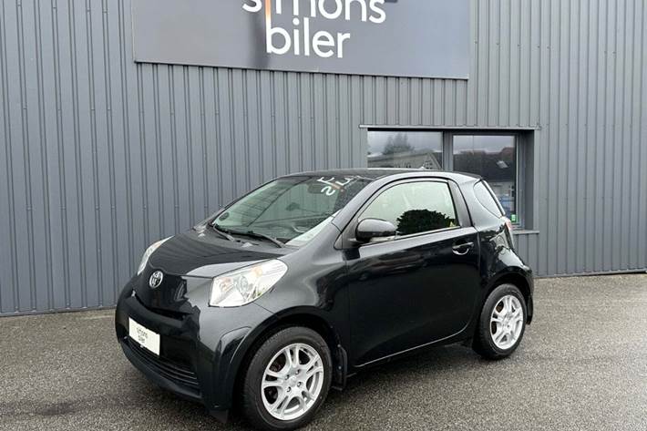 Grå Toyota iQ fra 2011
