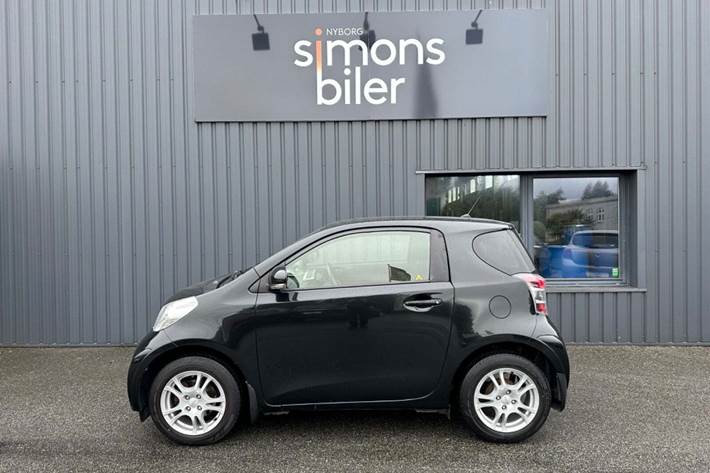 Grå Toyota iQ fra 2011