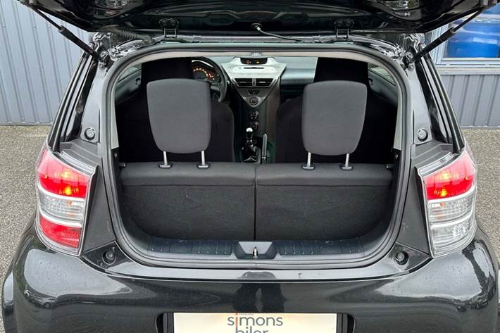 Grå Toyota iQ fra 2011