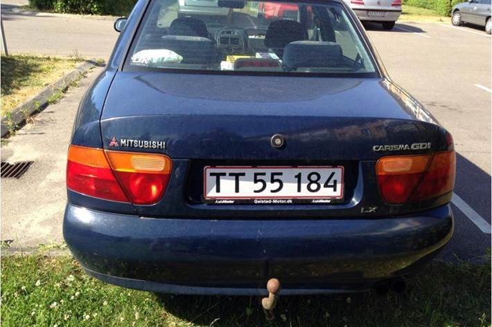 Blå Mitsubishi Carisma fra 2000