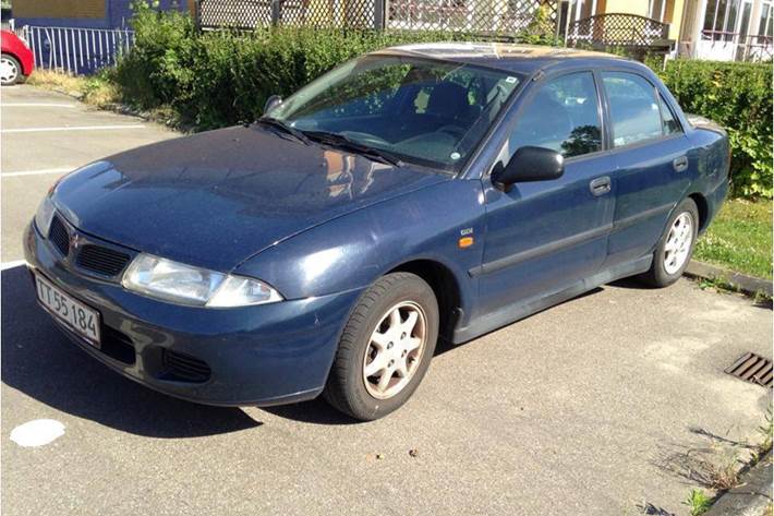 Blå Mitsubishi Carisma fra 2000