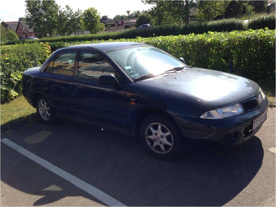 Blå Mitsubishi Carisma fra 2000