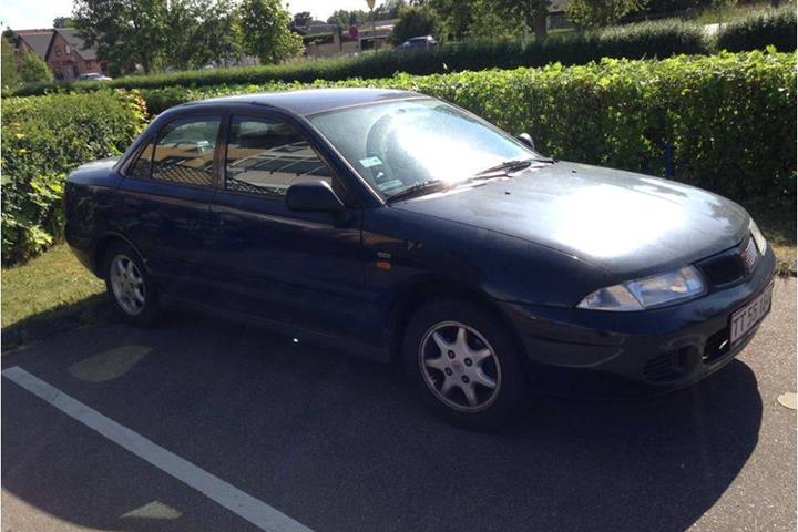 Blå Mitsubishi Carisma fra 2000