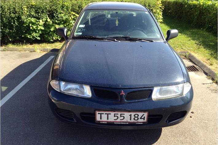 Blå Mitsubishi Carisma fra 2000