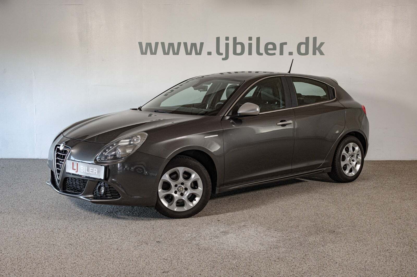 Grå Alfa Romeo Giulietta fra 2011