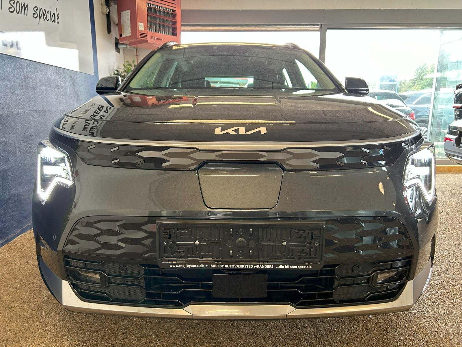 Grå Kia Niro fra 2023