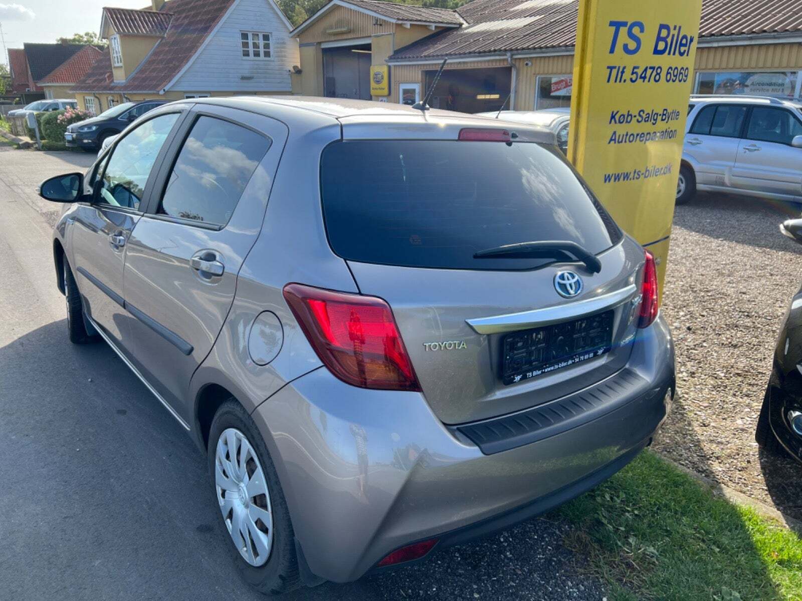 Orange Toyota Yaris fra 2015