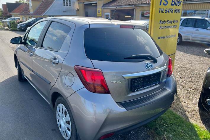 Orange Toyota Yaris fra 2015