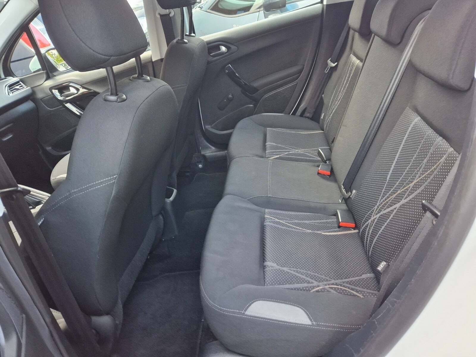 Grå Peugeot 208 fra 2014