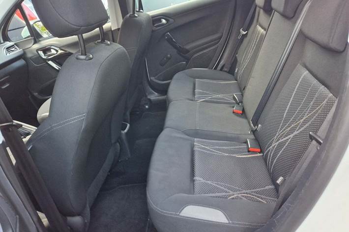 Grå Peugeot 208 fra 2014