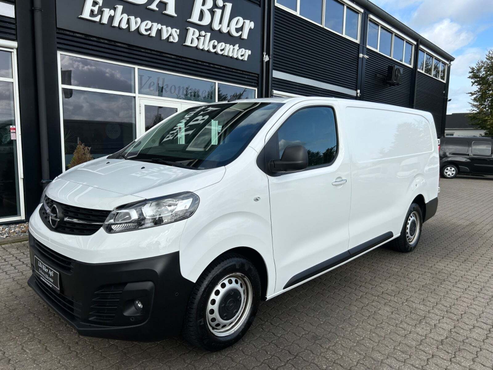 Hvid Opel Vivaro fra 2021